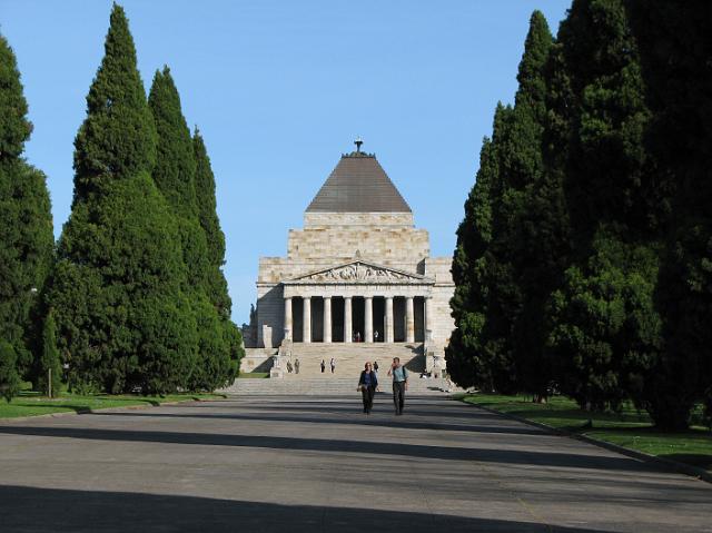 IMG_5868 Tree-lined walkway toward the Shrine of Remembrance