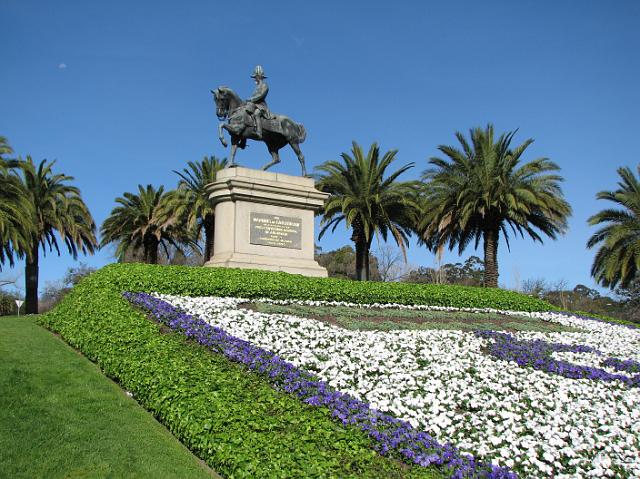 IMG_5869 Statue and flowers