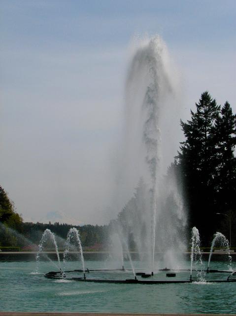 IMG_1498 Mount Rainier behind Drumheller Fountain