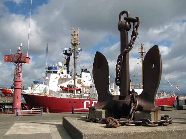 IMG_3195 Large anchor and boat outside of Columbia River Maritime Museum