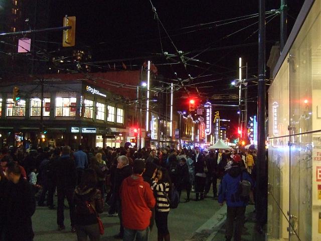 DSCF5789 Tons of people on Granville Avenue