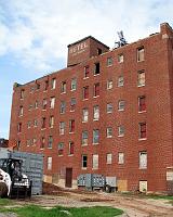 IMG_2337 After the arts festival, we headed toward downtown. Here's an abandoned hotel on the way into downtown.